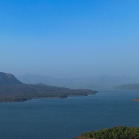 Ekam Lake House By Stayvista With Mountain & Lake Views, Outdoor Jacuzzi, Sauna, Modern Amenities & Kitchen Garden 푸네 외부 사진