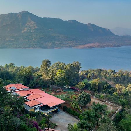 Ekam Lake House By Stayvista With Mountain & Lake Views, Outdoor Jacuzzi, Sauna, Modern Amenities & Kitchen Garden 푸네 외부 사진