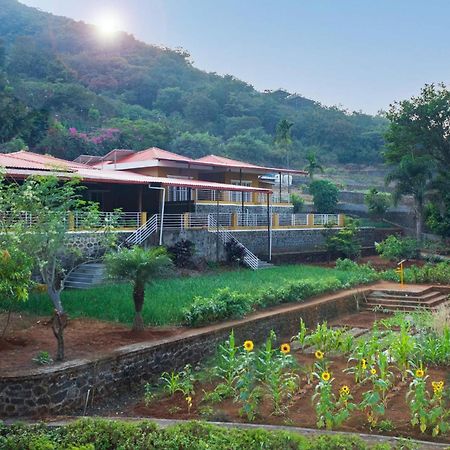 Ekam Lake House By Stayvista With Mountain & Lake Views, Outdoor Jacuzzi, Sauna, Modern Amenities & Kitchen Garden 푸네 외부 사진