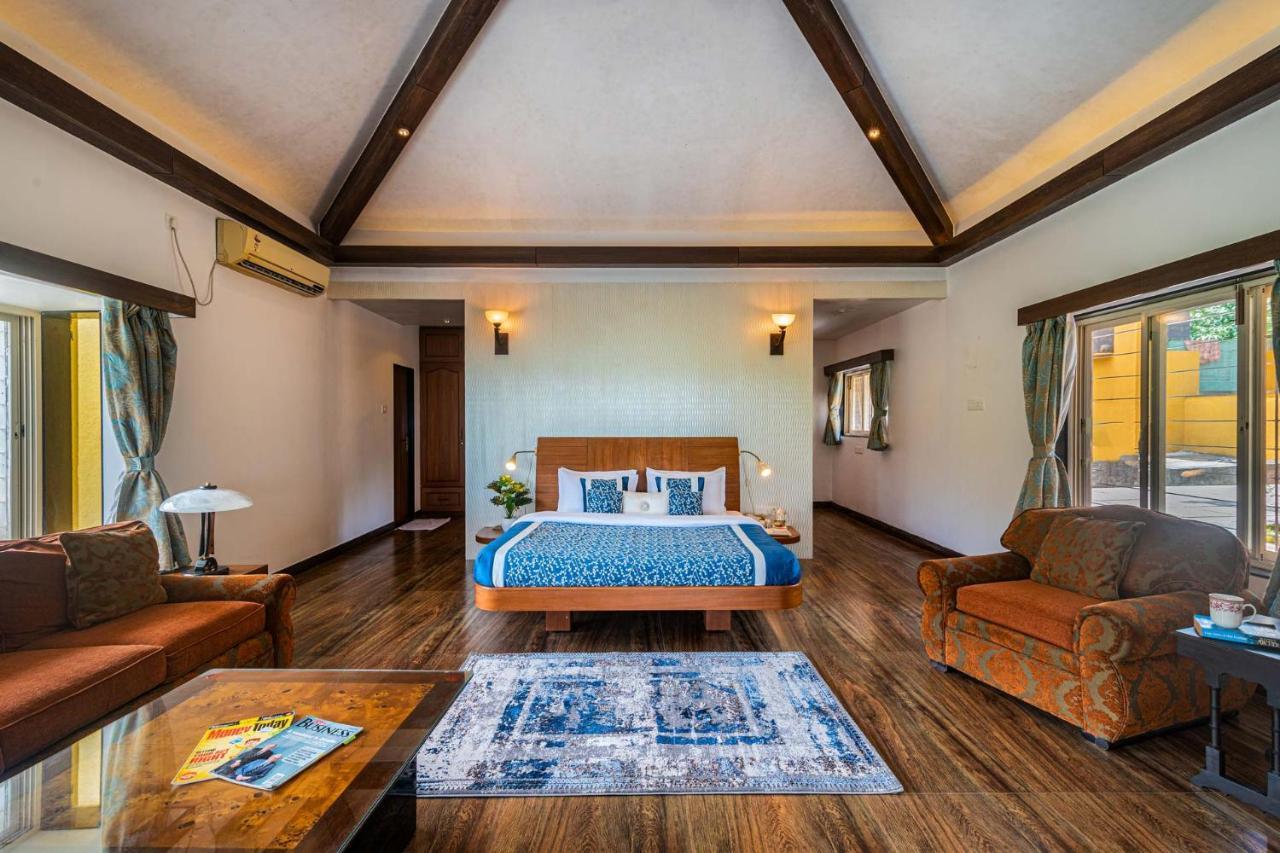 Ekam Lake House By Stayvista With Mountain & Lake Views, Outdoor Jacuzzi, Sauna, Modern Amenities & Kitchen Garden 푸네 외부 사진
