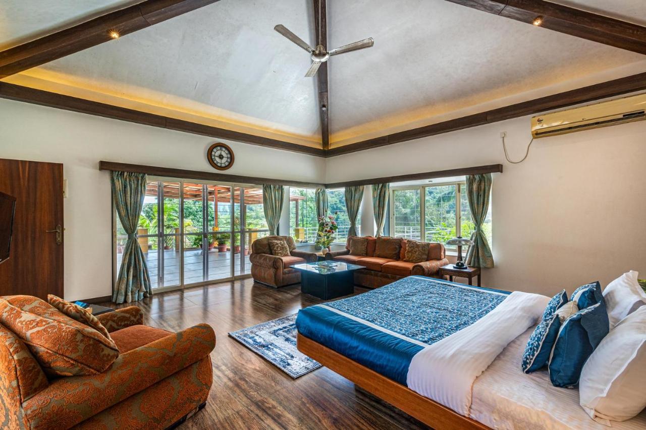 Ekam Lake House By Stayvista With Mountain & Lake Views, Outdoor Jacuzzi, Sauna, Modern Amenities & Kitchen Garden 푸네 외부 사진