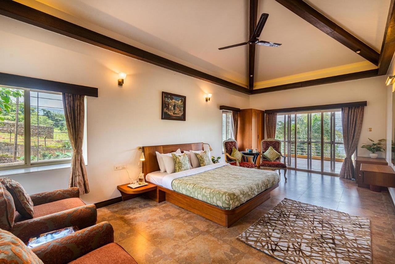 Ekam Lake House By Stayvista With Mountain & Lake Views, Outdoor Jacuzzi, Sauna, Modern Amenities & Kitchen Garden 푸네 외부 사진