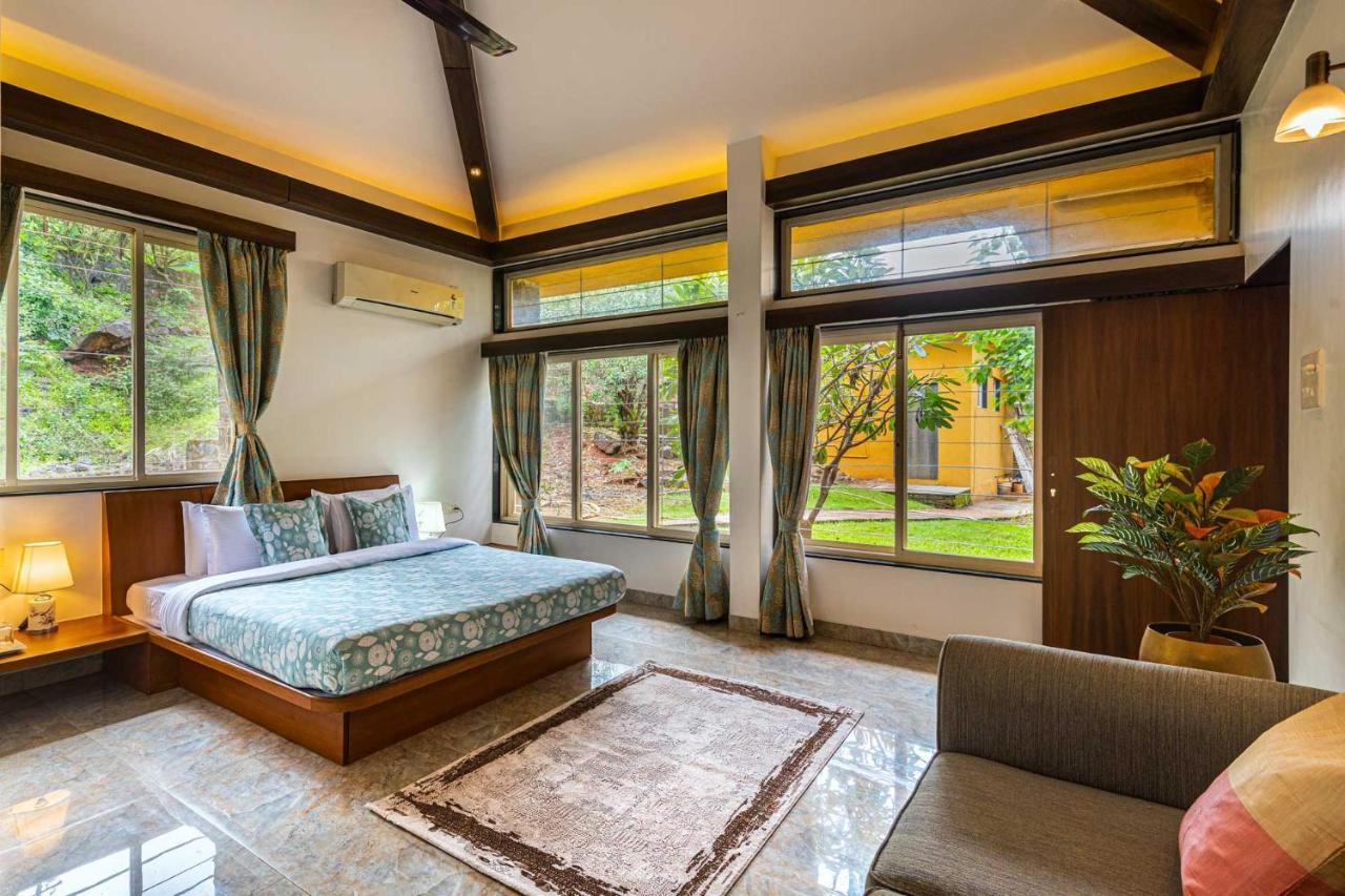 Ekam Lake House By Stayvista With Mountain & Lake Views, Outdoor Jacuzzi, Sauna, Modern Amenities & Kitchen Garden 푸네 외부 사진