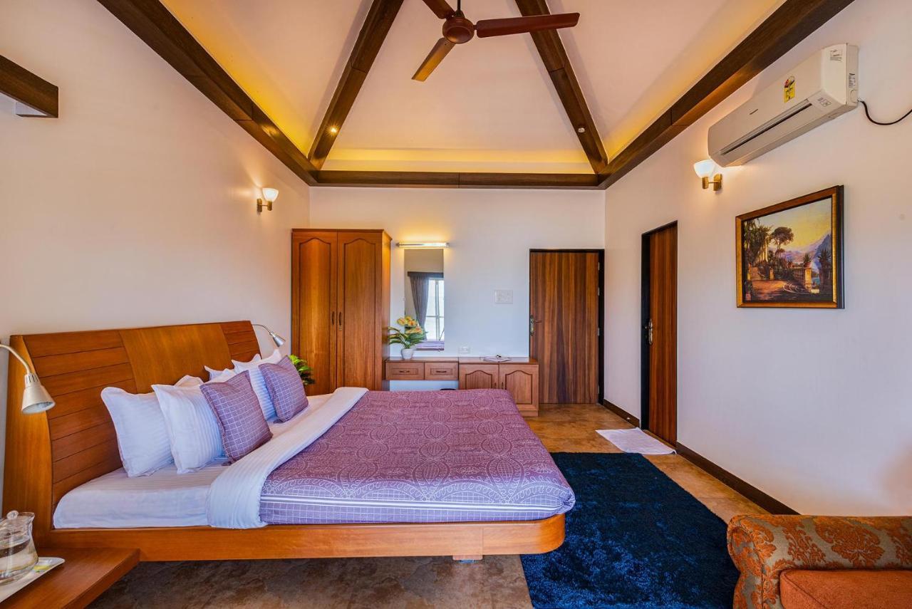 Ekam Lake House By Stayvista With Mountain & Lake Views, Outdoor Jacuzzi, Sauna, Modern Amenities & Kitchen Garden 푸네 외부 사진