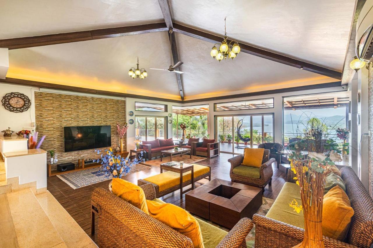Ekam Lake House By Stayvista With Mountain & Lake Views, Outdoor Jacuzzi, Sauna, Modern Amenities & Kitchen Garden 푸네 외부 사진