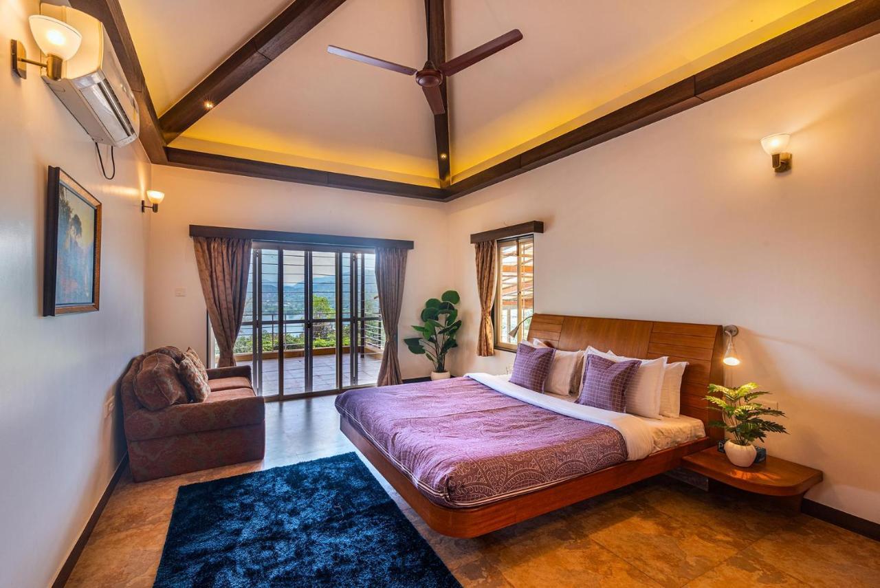 Ekam Lake House By Stayvista With Mountain & Lake Views, Outdoor Jacuzzi, Sauna, Modern Amenities & Kitchen Garden 푸네 외부 사진