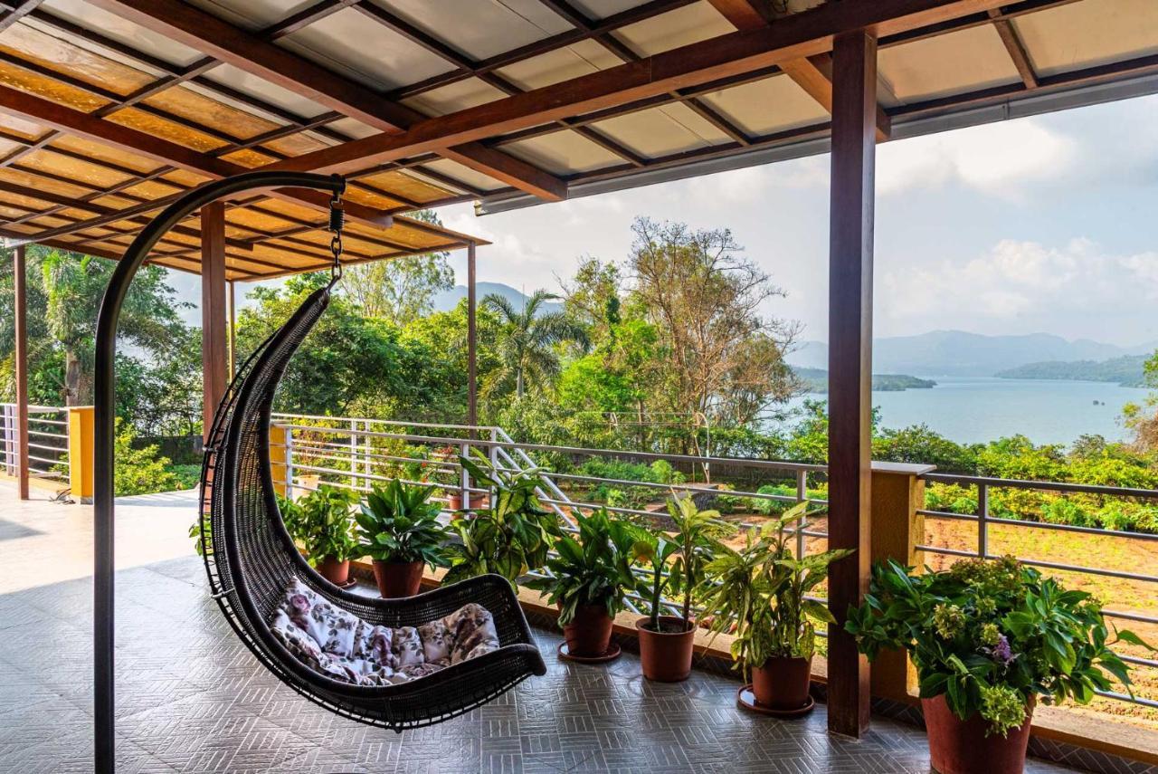 Ekam Lake House By Stayvista With Mountain & Lake Views, Outdoor Jacuzzi, Sauna, Modern Amenities & Kitchen Garden 푸네 외부 사진
