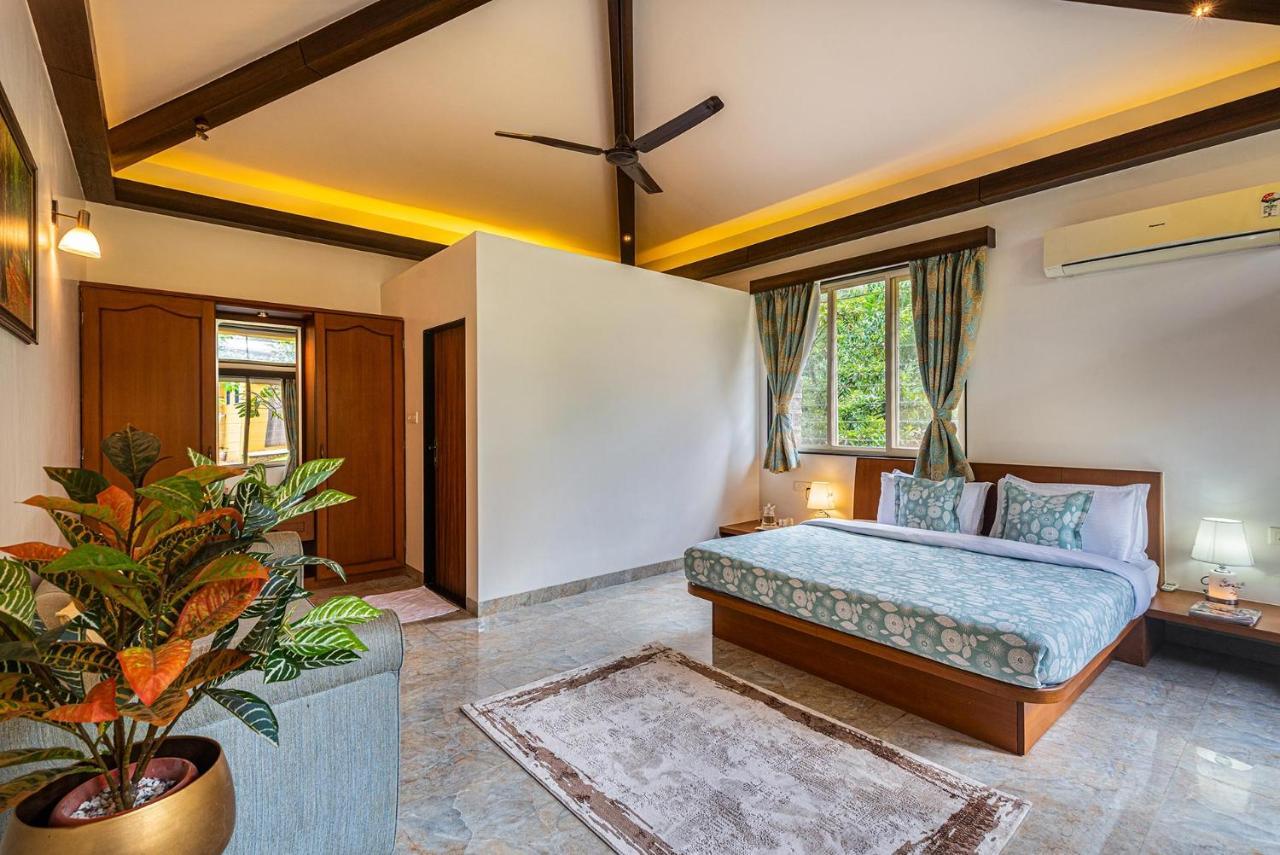 Ekam Lake House By Stayvista With Mountain & Lake Views, Outdoor Jacuzzi, Sauna, Modern Amenities & Kitchen Garden 푸네 외부 사진