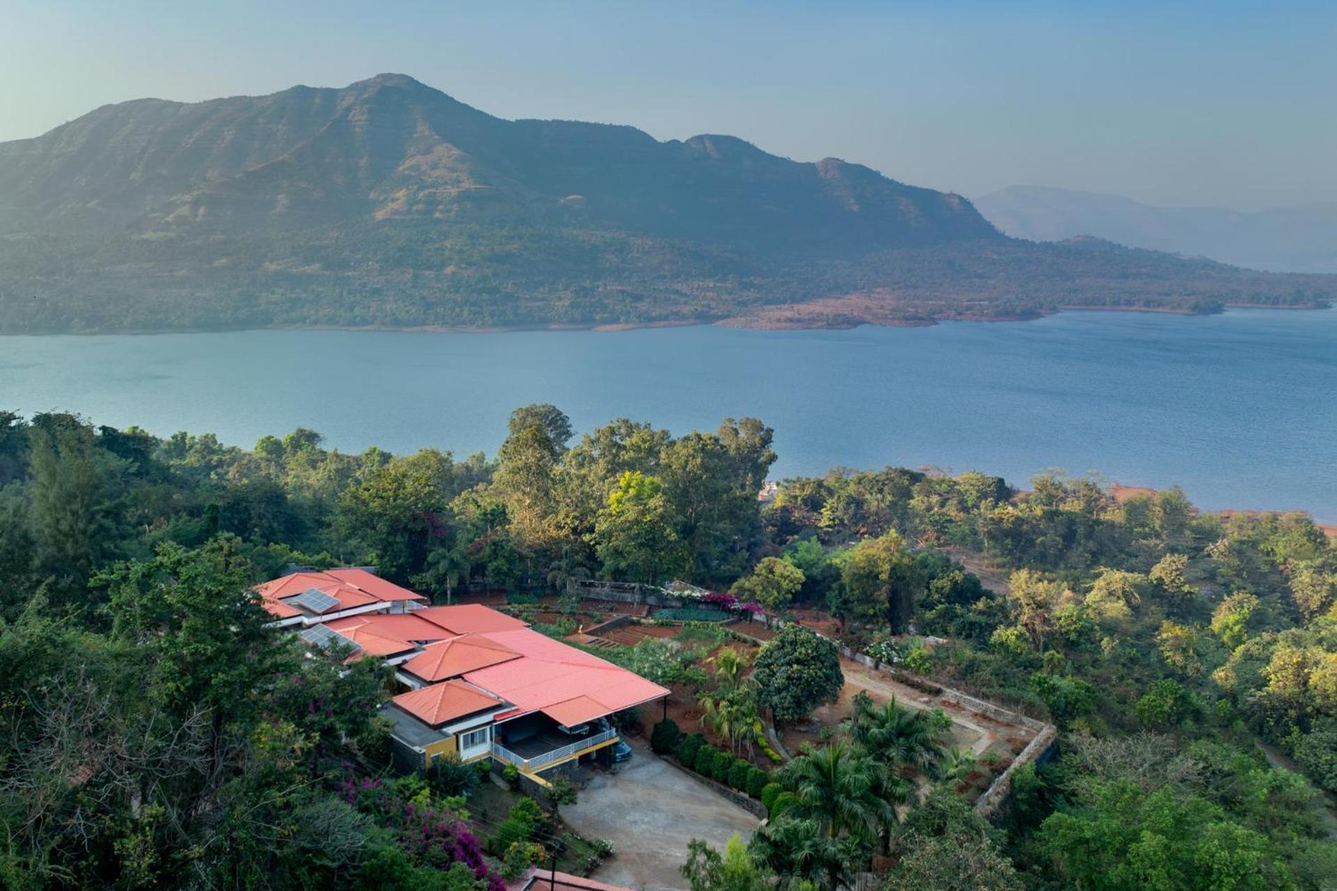 Ekam Lake House By Stayvista With Mountain & Lake Views, Outdoor Jacuzzi, Sauna, Modern Amenities & Kitchen Garden 푸네 외부 사진