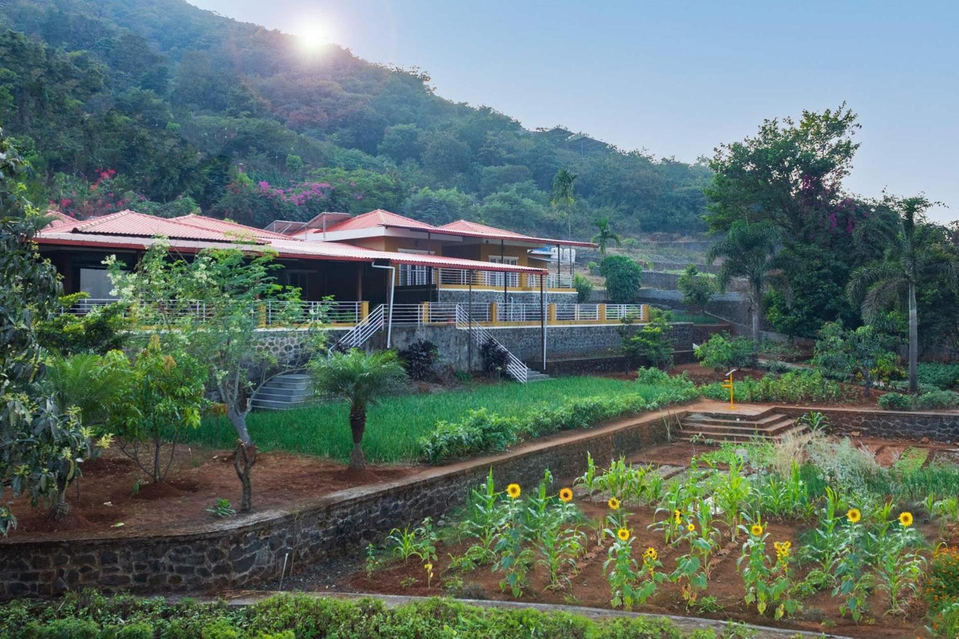 Ekam Lake House By Stayvista With Mountain & Lake Views, Outdoor Jacuzzi, Sauna, Modern Amenities & Kitchen Garden 푸네 외부 사진