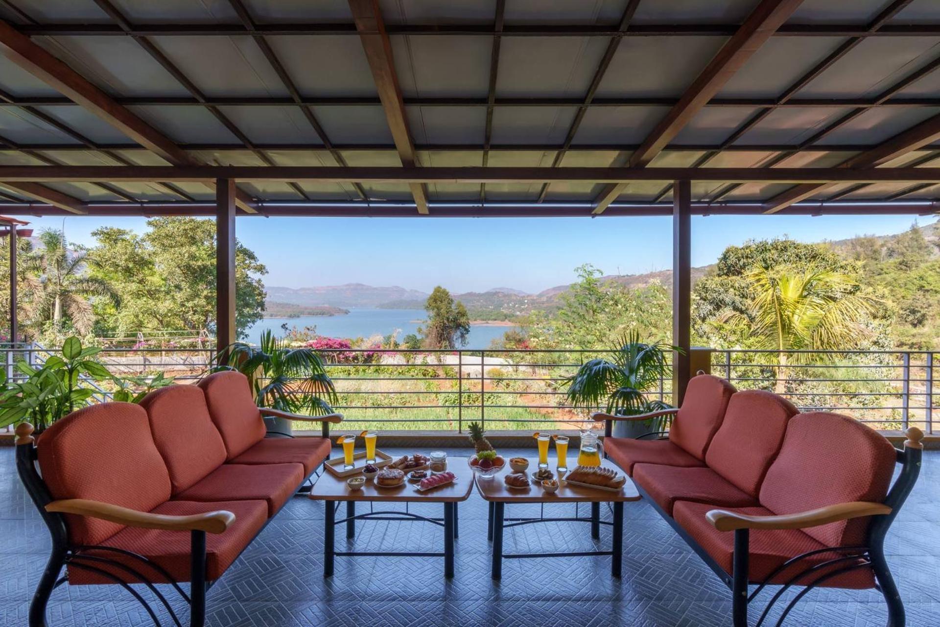 Ekam Lake House By Stayvista With Mountain & Lake Views, Outdoor Jacuzzi, Sauna, Modern Amenities & Kitchen Garden 푸네 외부 사진