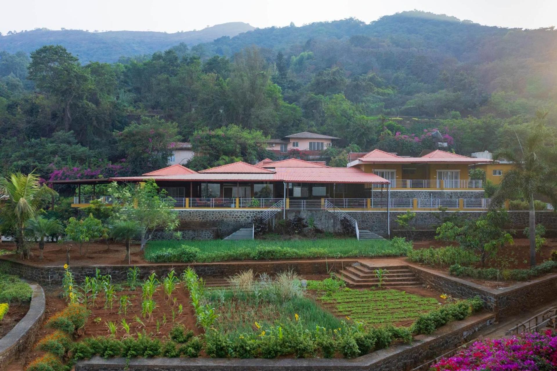 Ekam Lake House By Stayvista With Mountain & Lake Views, Outdoor Jacuzzi, Sauna, Modern Amenities & Kitchen Garden 푸네 외부 사진