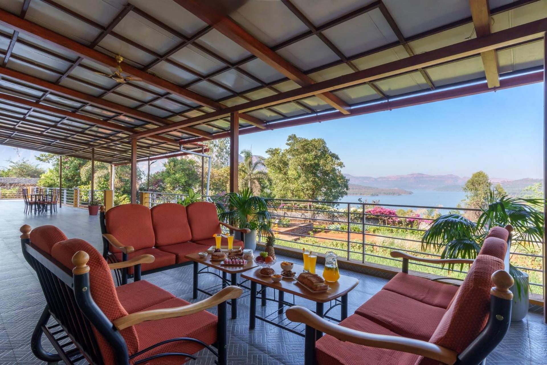 Ekam Lake House By Stayvista With Mountain & Lake Views, Outdoor Jacuzzi, Sauna, Modern Amenities & Kitchen Garden 푸네 외부 사진